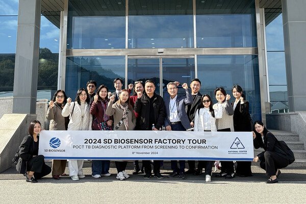 A commemorative photo of the NCCD’s visit to SD Biosensor’s Cheongju Factory / Photo provided by: SD Biosensor, Inc.