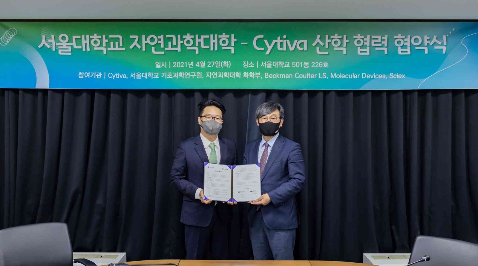 Above: Joon Ho Choi (left), General Manager of Cytiva Korea and Junho Lee (right), Dean of Cellege of Natural Sciences at SNU