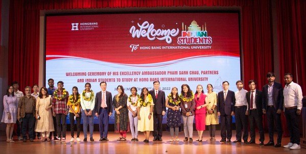 His Excellency Ambassador - Mr. Sanh Chau Pham (the sixth person in his well-vest from left), came to Vietnam with HIU to welcome the first group of Indian students joining the Medical Department.