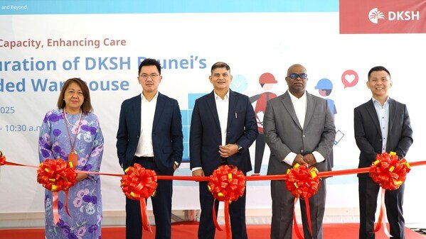 Brunei Warehouse Launch (from left to right Pengiran Hajah Sharinah binti Pengiran Dato Shariffuddin, Alan Lim, Sandeep Tewari, Joel Solomon, Loo Chee Keong)