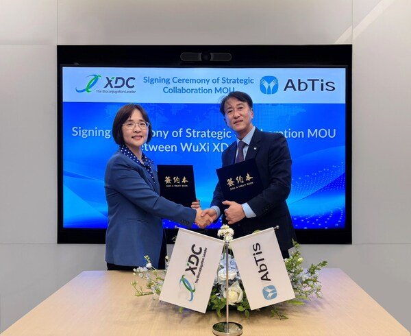 Dr. Marie Zhu, CTO of WuXi XDC (left), Dr. Tae Dong Han, CEO of AbTis (right)