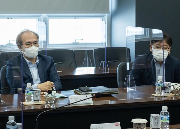 Mr. Kwon Jun-Wook, President of KNIH (left) and Mr. Kim Do-Geun, Research manager of infection disease vaccine (right) are asking questions to Hanmi personnel on the mRNA technology capability of Hanmi Science.