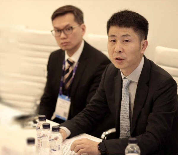 Xia Zun, President of Huawei Global Public Sector (first from the right)
