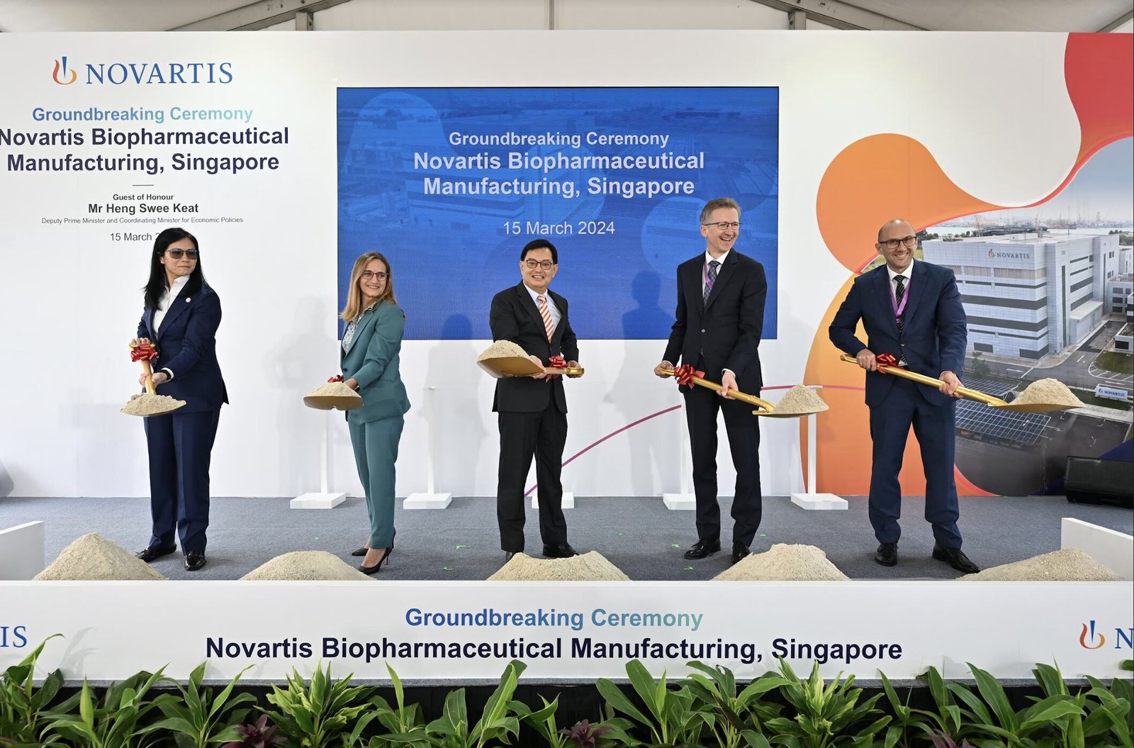  Ms Cindy Koh, Executive Vice President, EDB; Ms Ana Locatelli, Site Head at Novartis Singapore; ⁠Mr Heng Swee Keat, Deputy Prime Minister and Coordinating Minister for Economic Policies; Mr Steffen Lang, President of Operations at Novartis; Mr Christoph Buerki, Chief Financial Officer of Operations at Novartis (Left to right)