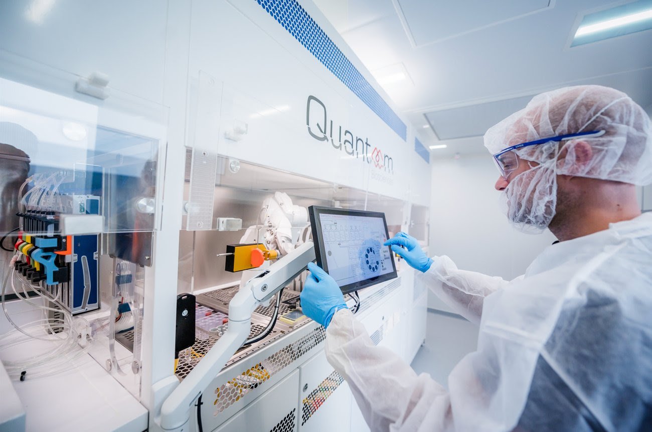Laboratory technician operating the Nfinity™ platform from Quantoom Biosciences.