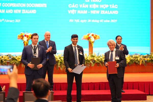 From left to right: Orion Health CEO Brad Porter, New Zealand Prime Minister Christopher Luxon (back left), McCrae Hospitals CEO Niru Rajakumar, FV Hospital CEO Dr Jean-Marcel Guillon, and Vietnam Prime Minister Pham Minh Chinh (back right)